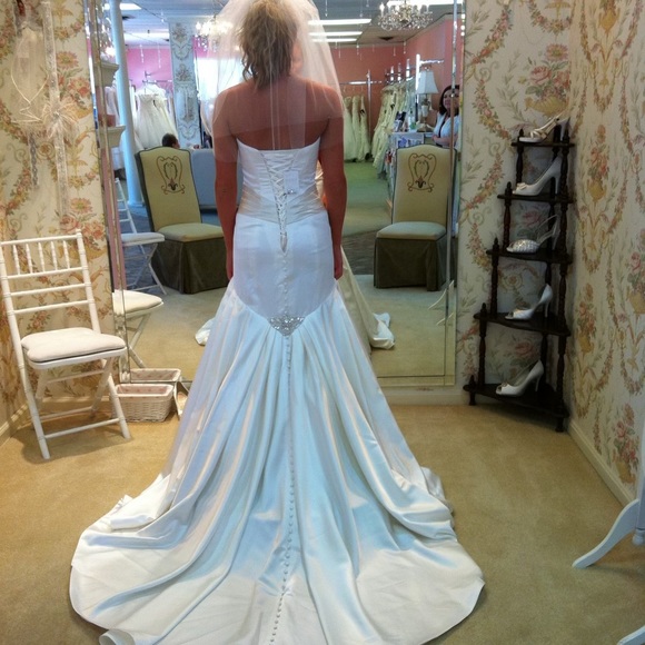 Wedding dress - Picture 3 of 5